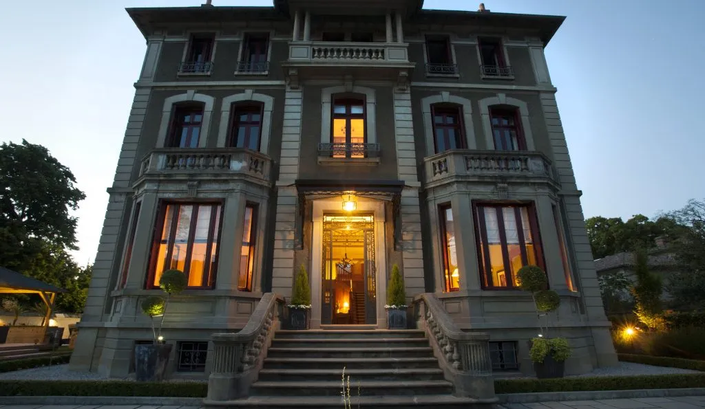 La villa au crépuscule depuis la fontaine