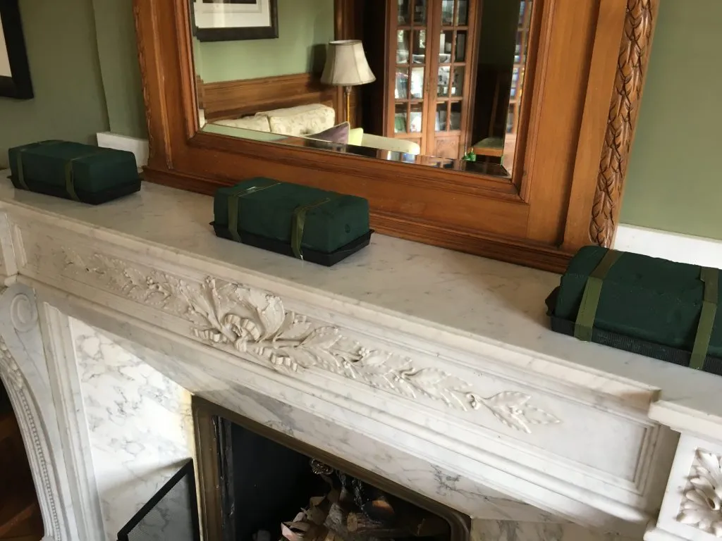 La Villa de Mazamet - creating a festive fireplace