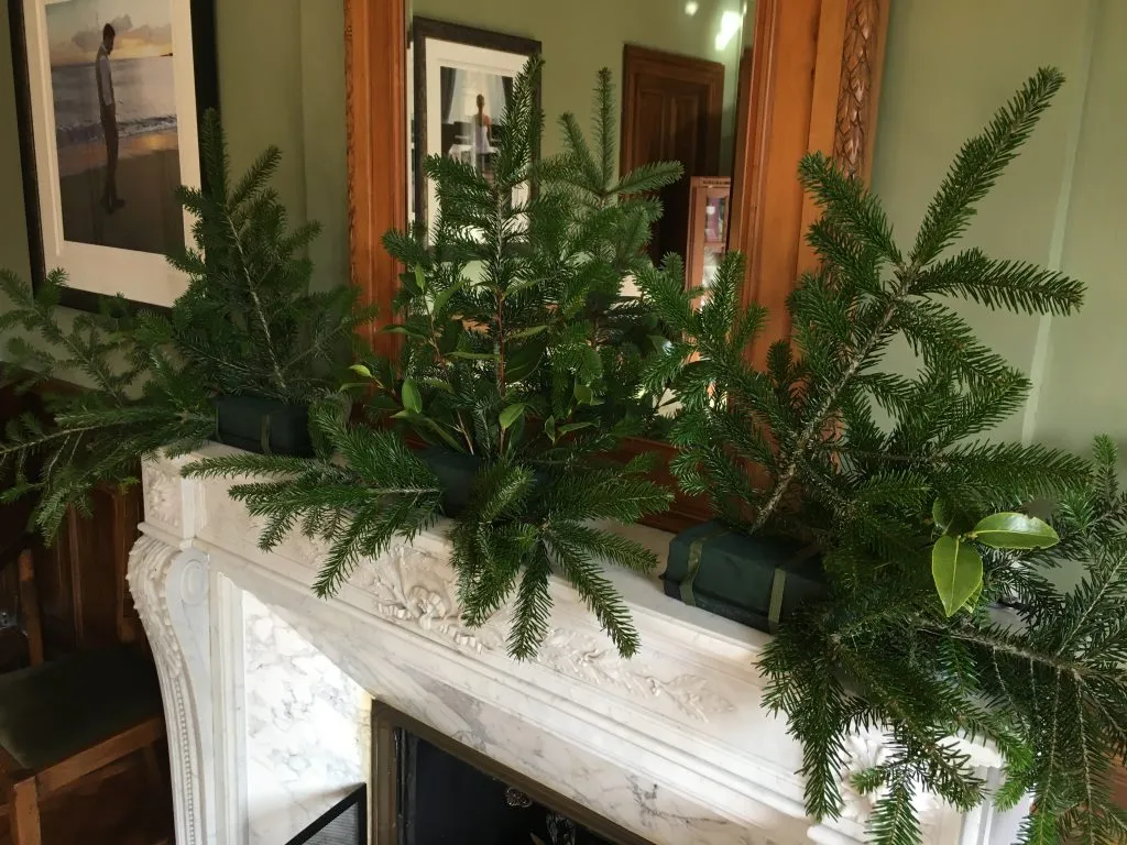 La Villa de Mazamet - creating a festive fireplace