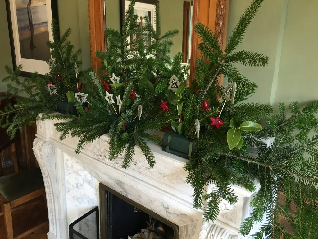 La Villa de Mazamet - creating a festive fireplace