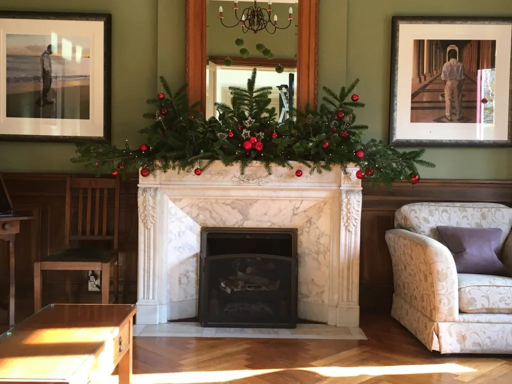 La Villa de Mazamet - creating a festive fireplace