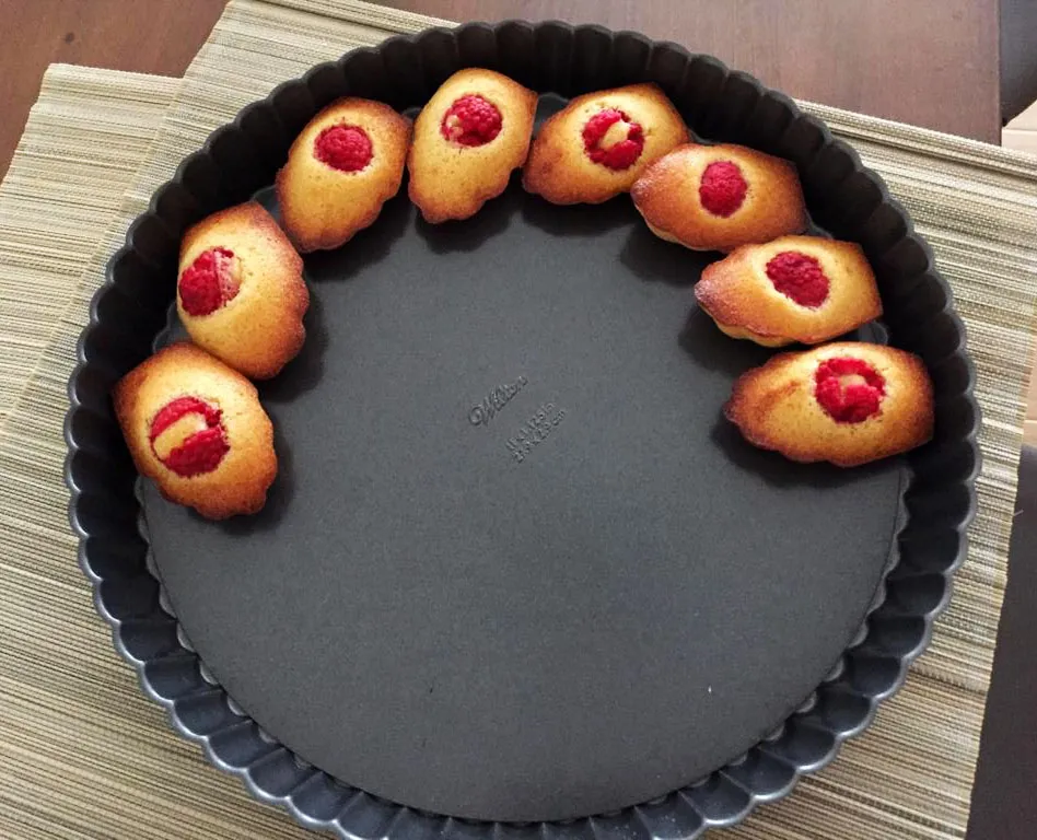 Une fois la framboise et la crème déposées, il ne reste plus qu'à saupoudrer de sucre glace.