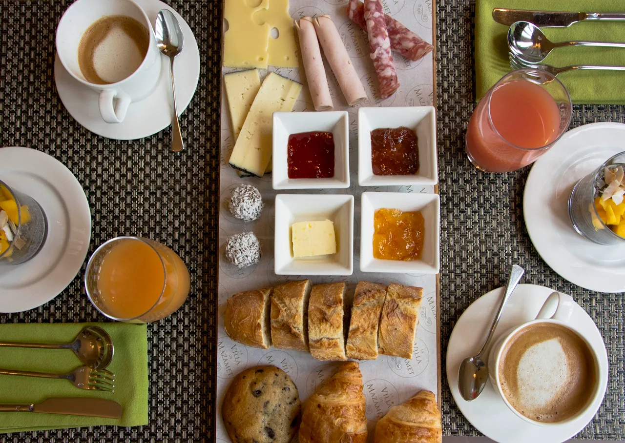 Une magnifique planche pour deux pour le petit-déjeuner, inclus dans le prix de votre nuitée