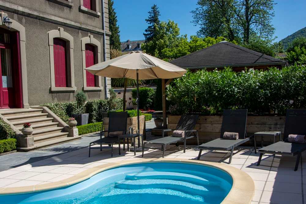 Vue sur la piscine et la Villa en arrière plan