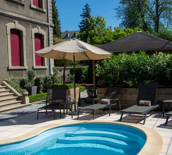 Vue sur la piscine et la Villa en arrière plan