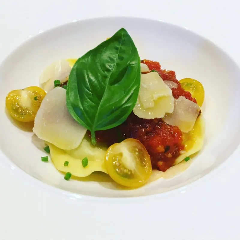 Raviolis avec sauce tomate et basilic