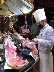 Les Grands Buffets - chef slicing ham