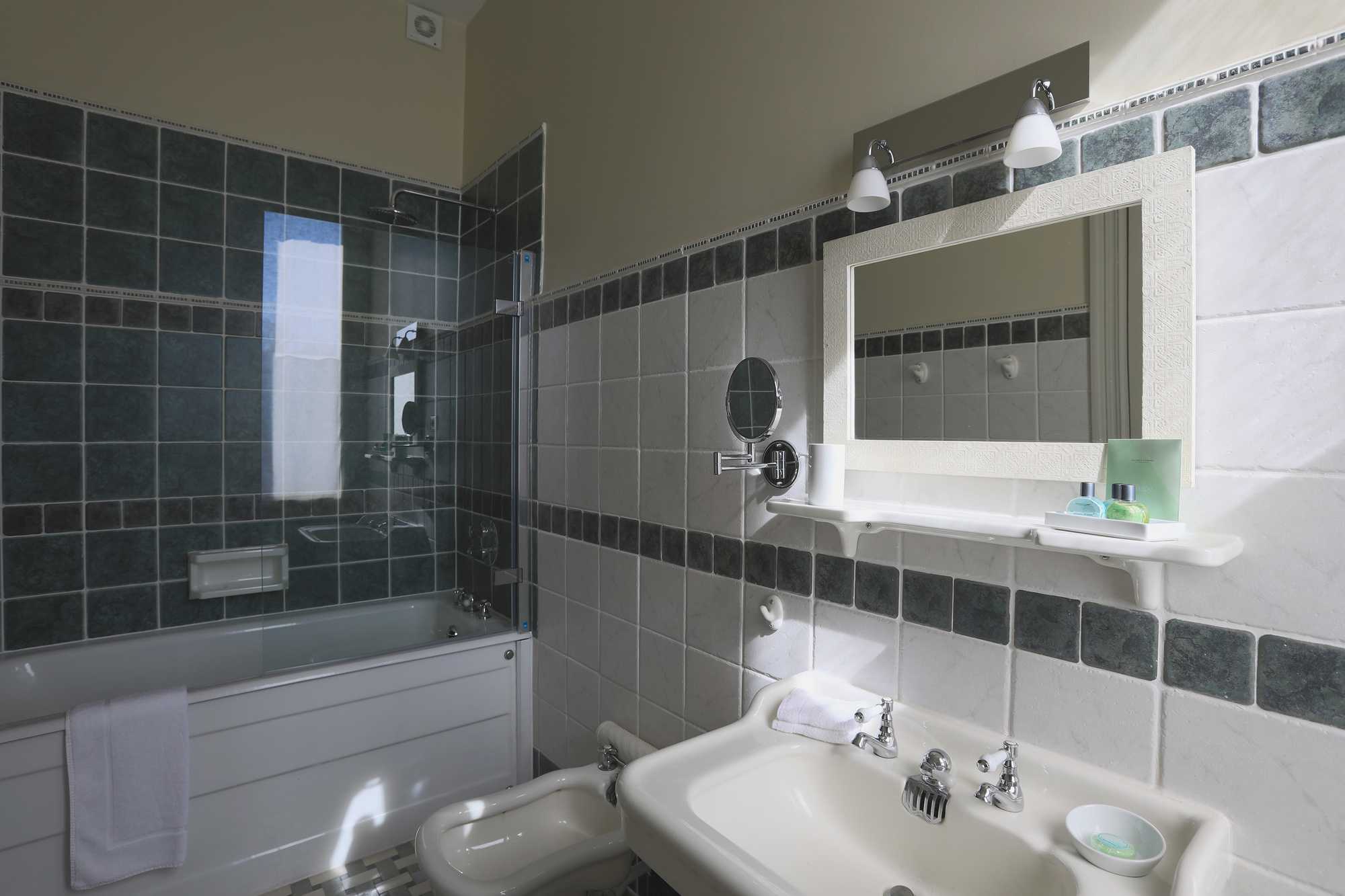 Ensuite bathroom for the Superior Balcony room