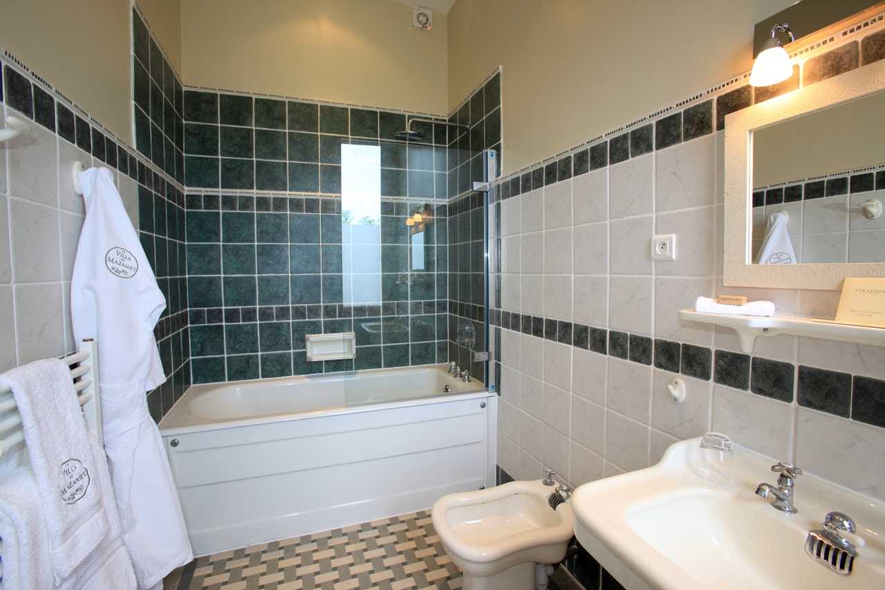 Ensuite bathroom for the Superior Balcony room