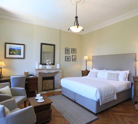 Chambre supérieure avec un lit king-size