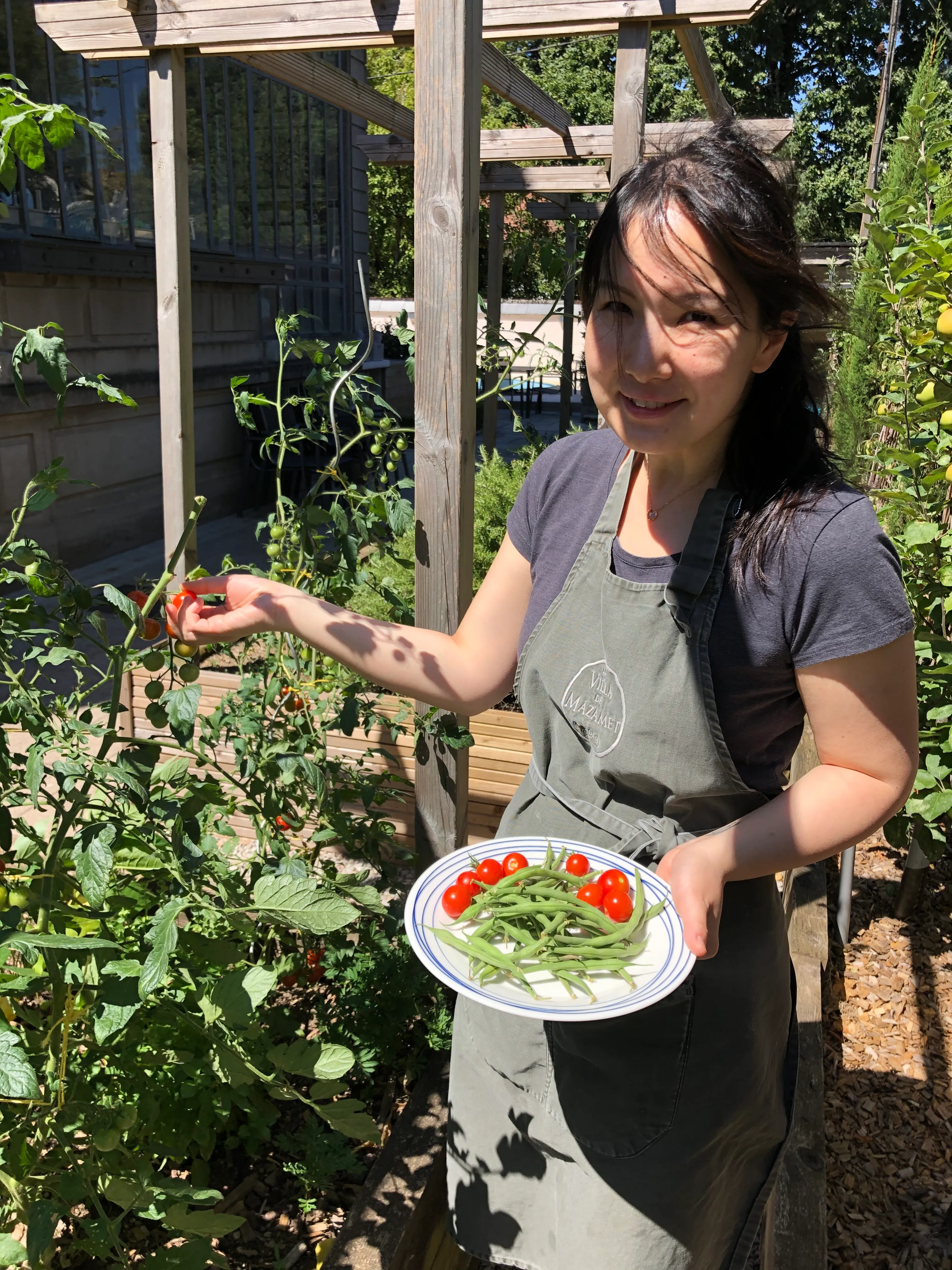 Janice portant des tomates du jardin