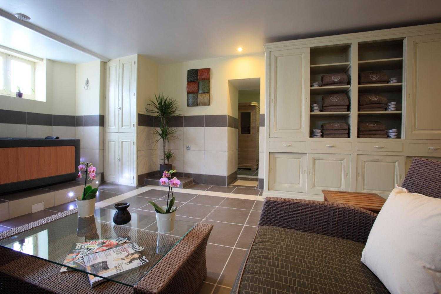 Jacuzzi area in Le Petit Spa