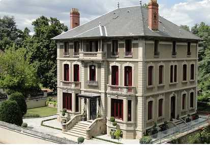 Vue extérieure surélevée de La Villa depuis la droite