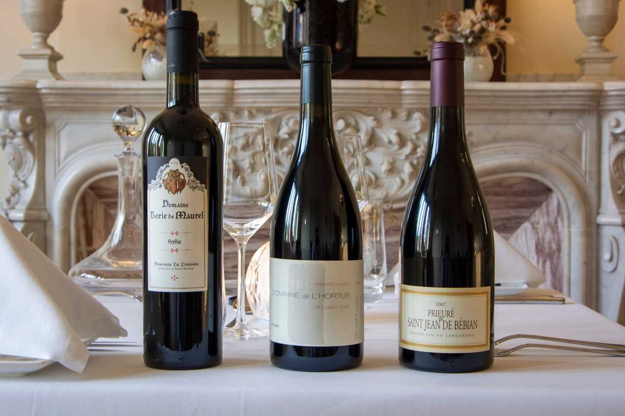 Une sélection de nos vins sur la table à dîner