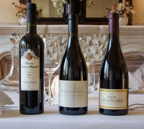 Une sélection de nos vins sur la table à dîner
